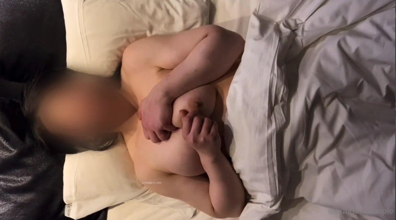 长相很纯的漂亮妹子直播 好像刚结婚(上)